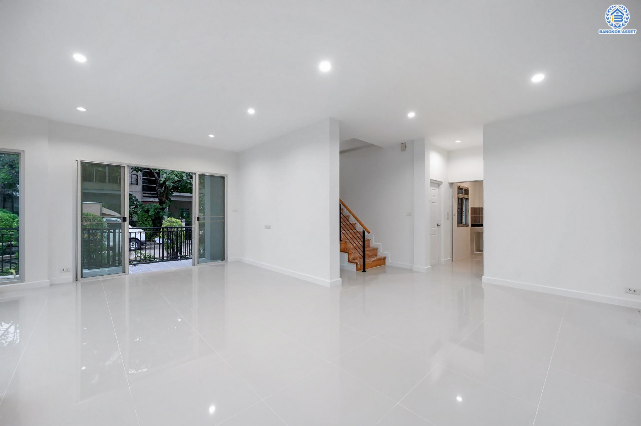 บ้านมือสองตกแต่งใหม่ โครงการ ไลฟ์ บางกอก บูเลอวาร์ด ปิ่นเกล้า-เพชรเกษม เนื้อที่กว้างกว่า 52.5 ตร.ว ฟังก์ชัน 3 ห้องนอน 3 ห้องน้ำ 2 ที่จอดรถ บนทำเลติดถนนพุทธมณฑลสาย4 ตอบโจทย์กับทุกครอบครัว ใกล้แหล่งช้อปปิ้ง "เซ็นทรัล ศาลายา" รถไฟฟ้าสายสีน้ำเงิน "สถานีหลักสอง" และจุดขึ้นทางด่วน "ศรีรัช"